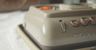 Adam retro ses kaydedici çalıyor..