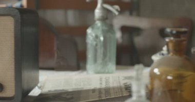 Masadaki antika radyo görüntüsü.