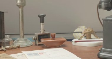 Adam antika bir telefondan aranıyormuş..