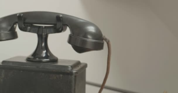 Homem Lidar Com Uma Maquinaria Telefone Vintage — Vídeo de Stock