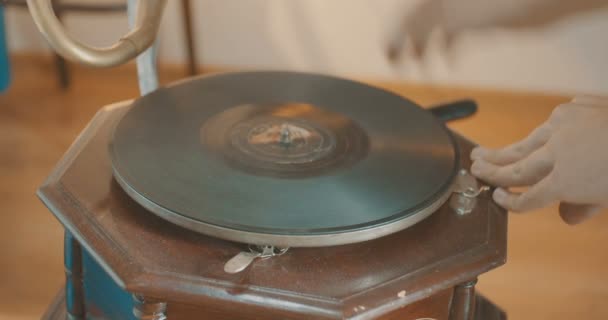 Mann Bereitet Eine Vintage Gramphone Zum Spielen Vor — Stockvideo