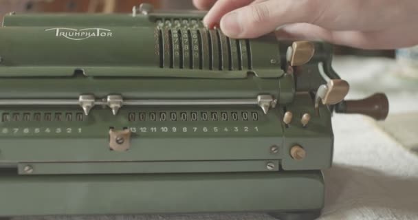 Ember Egy Vintage Eszközt Használ Matematikai Számításokhoz — Stock videók