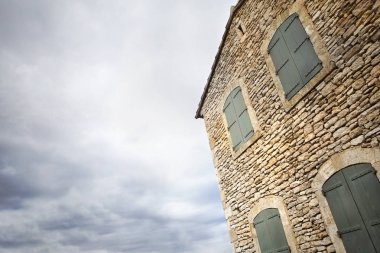 Küçük bir Provence köy evinde uyuşturucu