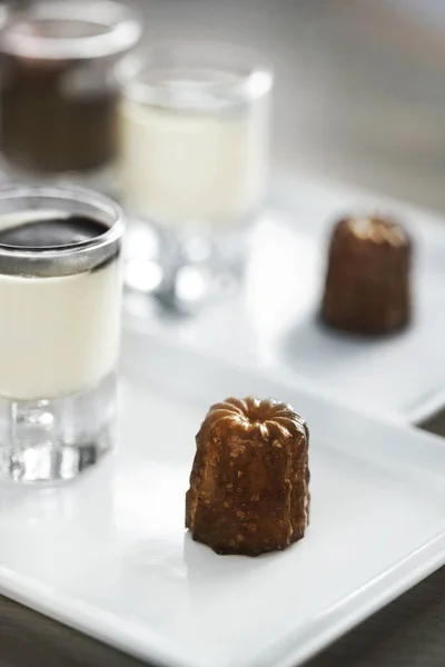 Franska Kaka Canele Tallrik Och Vanilj Grädde Ett Glas — Stockfoto