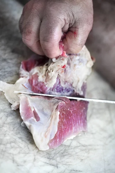 Primer Plano Carnicero Cortando Carne Cerdo Una Tabla — Foto de Stock