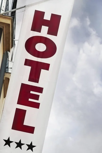 Meld Gevel Van Een Hotel Stad — Stockfoto