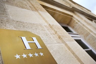 Lüks bir otelin cephesinde altın işareti