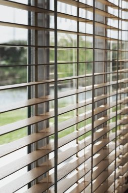 Ev içinde Jaluzi Perde, yaz aylarında yakın çekim