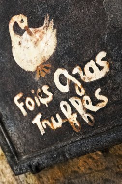 Kaz ciğeri ve truffles eski bir metal panelde oturum açın