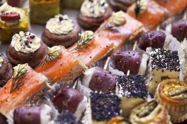 Bir kokteyl parti için çeşitli meze yemek