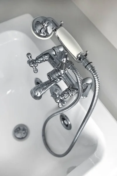 浴室内的老式镀铬淋浴和浴缸 — 图库照片