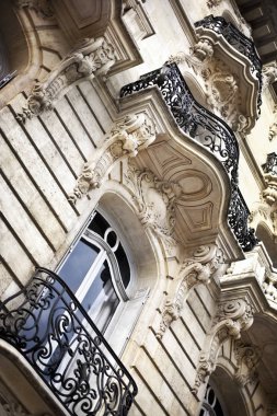 Şık bir Fransız konağının sarhoş cephe