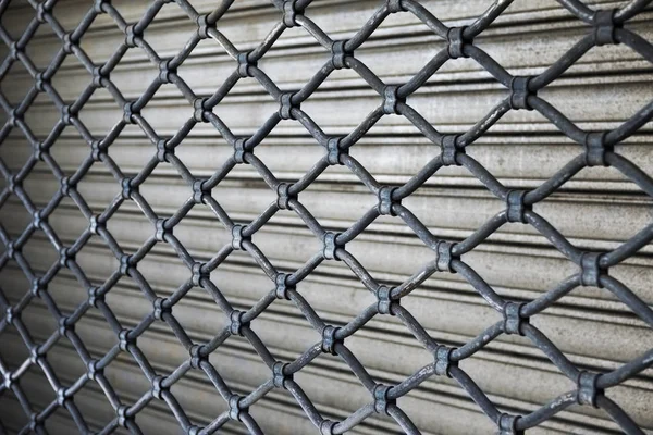 クローズド ショップと街の鉄のカーテンのファサード — ストック写真