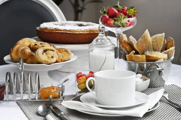 Stilvolles Und Appetitanregendes Französisches Frühstück Auf Einem Tisch — Stockfoto