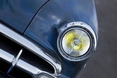 Far ve eski model bir araba gövdesi