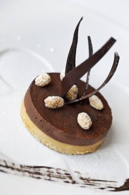 Kavrulmuş badem ve çikolata bir tatlı kapat