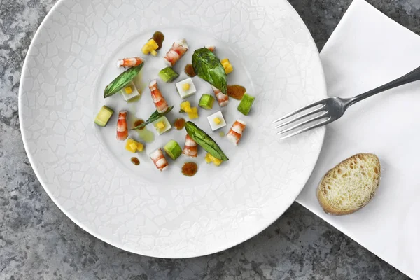 大理石のテーブルに様々 な成分のミックス サラダ — ストック写真