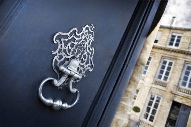 Açık kapı bir konak avlusunda