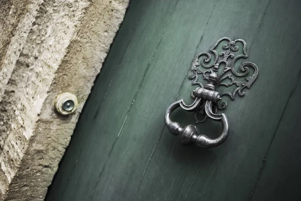 Bronze Knocker Old Wooden Door — Stock Photo, Image