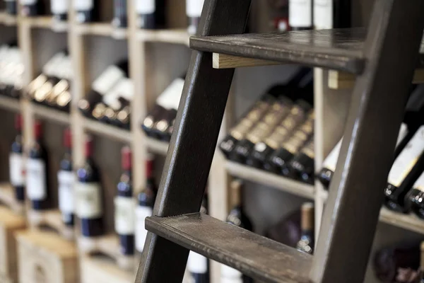 Escalera Botellas Los Estantes Una Bodega —  Fotos de Stock