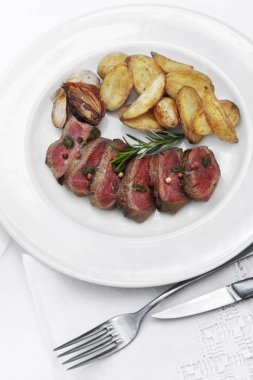 Rosbeef ve patates kızartması bir tabak çanak