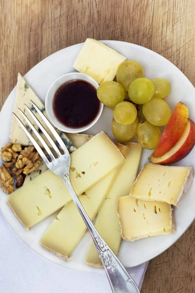チーズと皿の上の秋の果物 — ストック写真