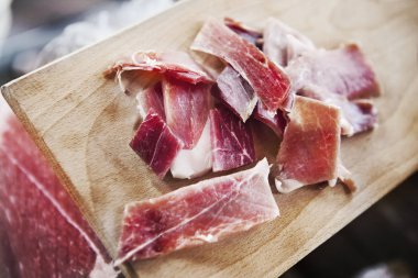 Bir pazar ahır jambon parçaları yakın çekim