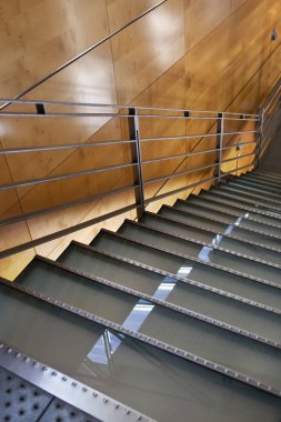 Merdiven Cam ve metal bir kamu binası yapılmış