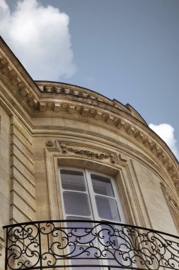 Cephe ve ferforje balkon bina bir Fransız uçmuş