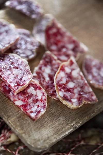 Fatias Linguiça Uma Tábua Madeira — Fotografia de Stock