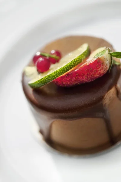 Nahaufnahme Einer Französischen Schokoladenmousse Und Früchten — Stockfoto