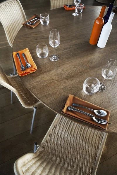 Σύγχρονη Μαχαιροπίρουνα Και Ποτήρια Ένα Ξύλινο Τραπέζι Ένα Εστιατόριο — Φωτογραφία Αρχείου