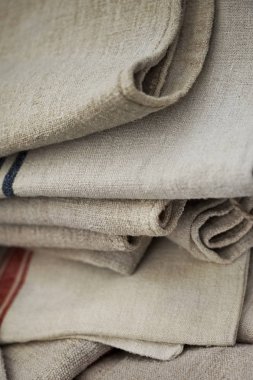 Fransız bir bit pazarı yıpranmış satır havlu yığını