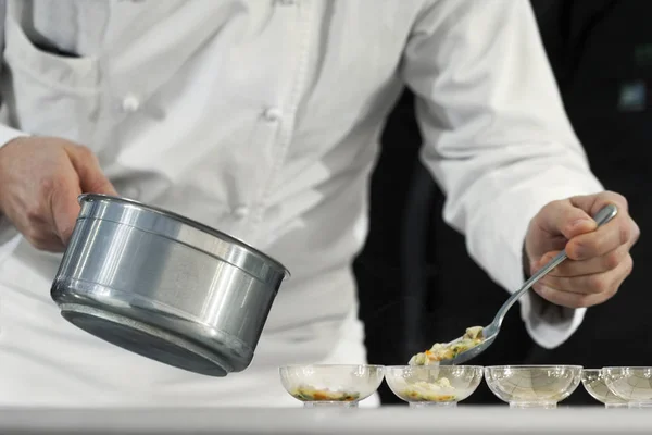 Närbild Kock Som Arbetar Ett Restaurangkök — Stockfoto