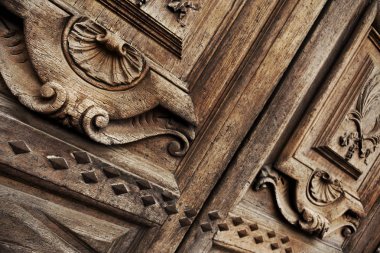 Fransız bir köşk cephesinde meşe ahşap kapı