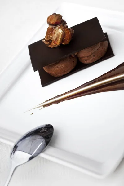 Schokoladenmousse Und Riegel Auf Weißem Porzellanteller — Stockfoto