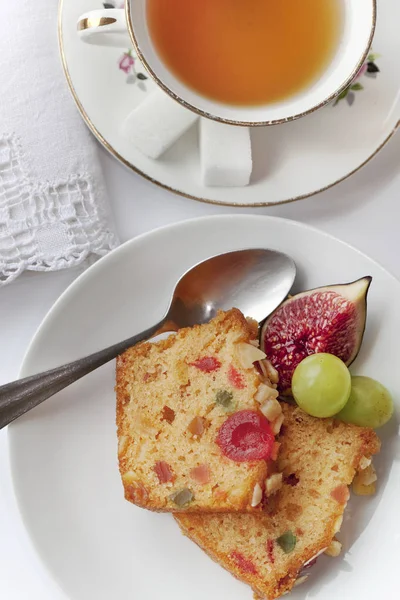 ケーキと新鮮な果物とお茶のカップ — ストック写真