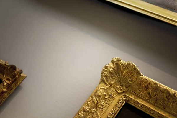 Cornici d'oro in una galleria — Foto Stock