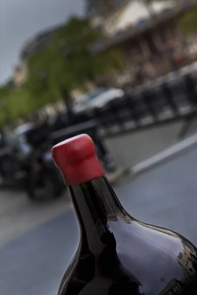 Garrafa de vinho tinto na rua — Fotografia de Stock
