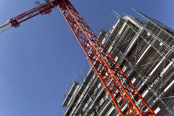 Crane and scaffolding — Stock Photo, Image