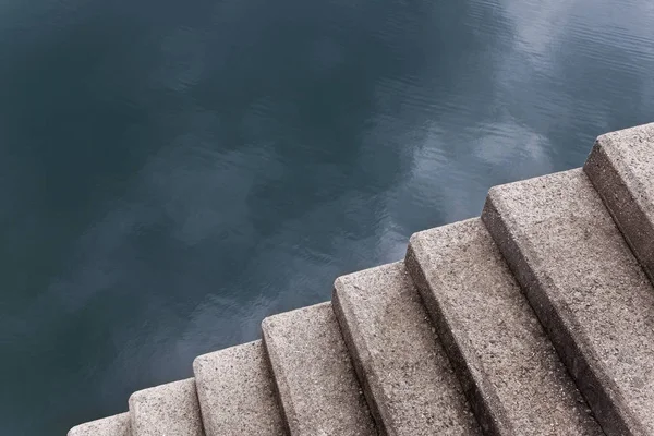 Betonové schody vedoucí dolů k jezeru — Stock fotografie
