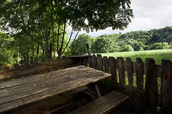 Terraço rústico e paisagem incrível no fundo — Fotografia de Stock