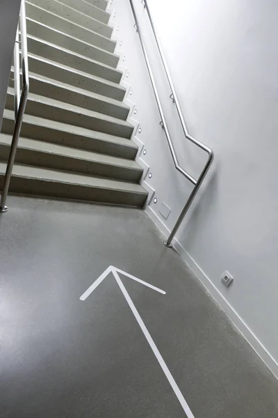 Trappen en metalen balustrade — Stockfoto