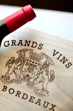 Bir şarap ahşap kutu ve Bordeaux şarap şişesi detay