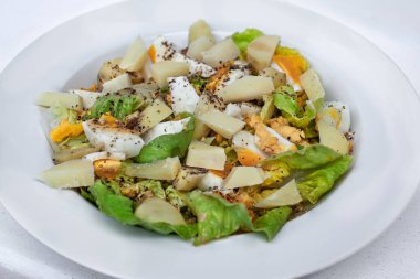 Beyaz tabakta karışık salata.