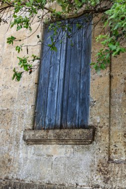 terk edilmiş bir taş evin cephe