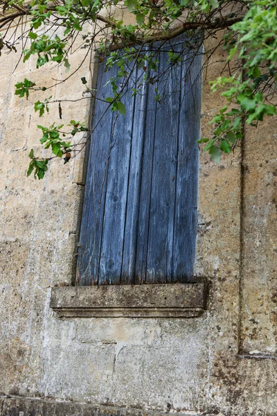 terk edilmiş bir taş evin cephe