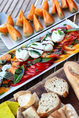 Domates salatası ve kavun ve ekmekle mozzarella.