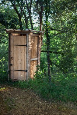 Ormandaki kuru tuvaletler.