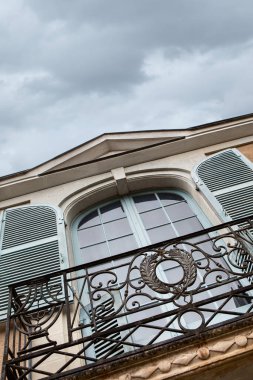 Klasik bir evin pencere ve balkonu